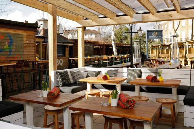 Best Sports Bars in LONDON - Edinboro Castle