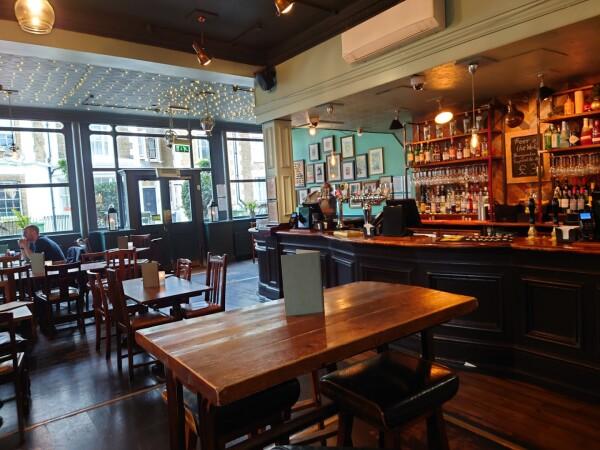 Best Sports Bars in LONDON - Edinboro Castle