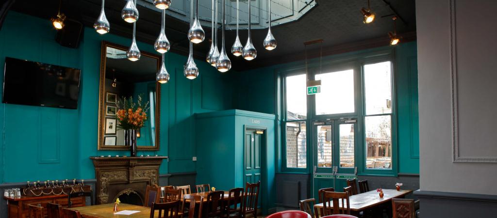 Best Sports Bars in LONDON - Edinboro Castle