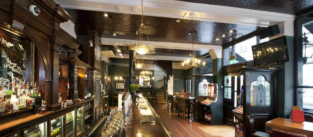 Best Sports Bars in LONDON - Woodins Shades