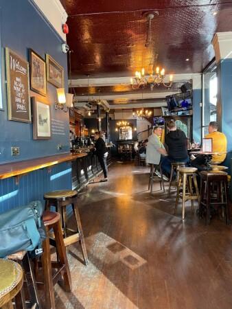 Best Sports Bars in LONDON - Woodins Shades