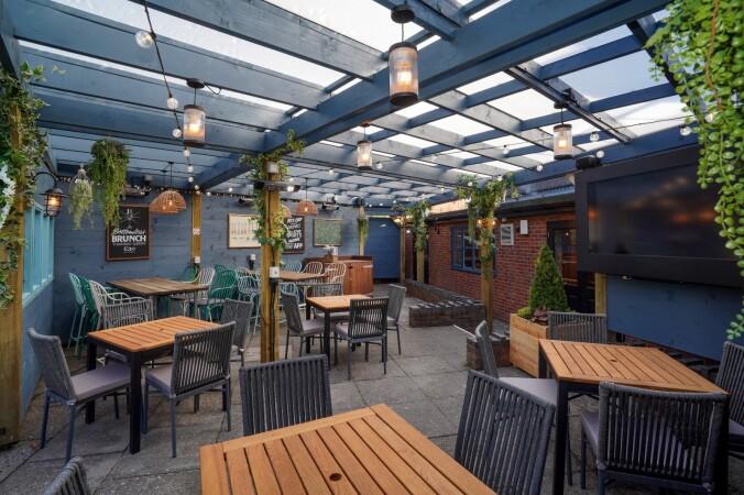 Best Sports Bars in Wolverhampton - The Woodman Inn, Bilbrook