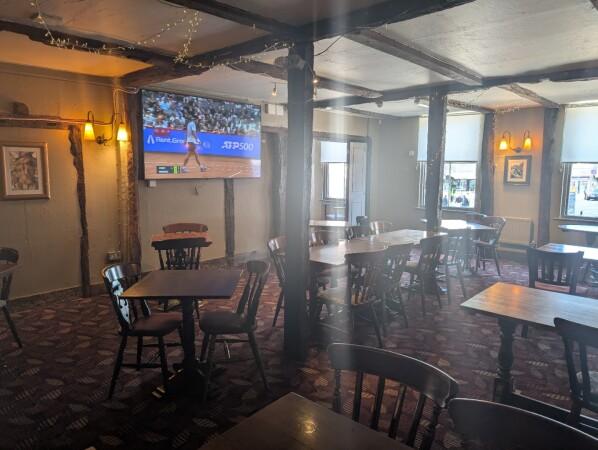 Best Sports Bars in Romford - Golden Lion (Romford)