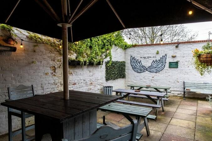 Best Sports Bars in Maidenhead - Pond House (Maidenhead)