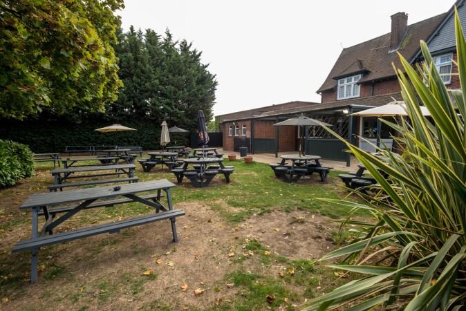 Best Sports Bars in Middlesex - Railway Hotel (Greenford)