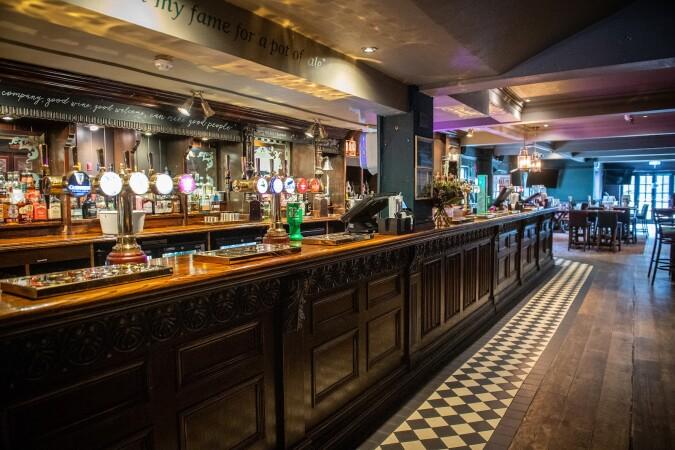 Best Sports Bars in Stratford-upon-Avon - Rose & Crown (Stratford-Upon-Avon)