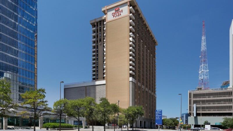 Best Sports Bars in Dallas - Crown Plaza Hotel