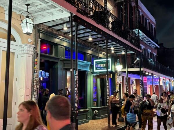 Best Sports Bars in New Orleans - Bourbon Street Drinkery