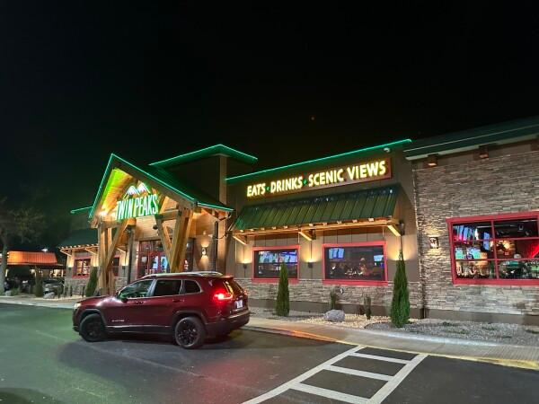 Best Sports Bars in Lakeland - Twin Peaks Restaurant @ Lakeland, FL