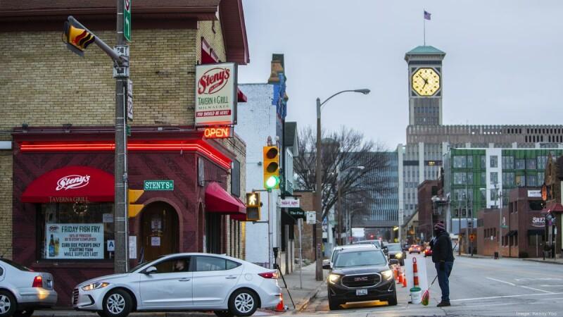 Best Sports Bars in Milwaukee - Steny's Tavern & Grill