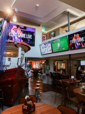 Best Sports Bars in Sandgate - The Full Moon Hotel