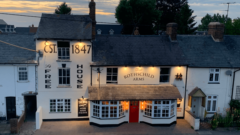 Best Sports Bars in Dacorum - Rothschilds Arms