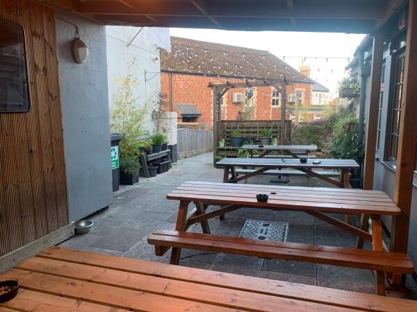 Best Sports Bars in Torbay - Oldenburg Hotel