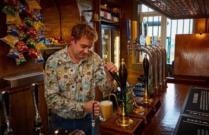 Best Sports Bars in Rochdale - Crown & Shuttle