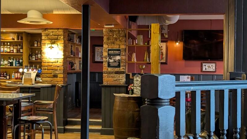Best Sports Bars in Surbiton - The Elm Tree