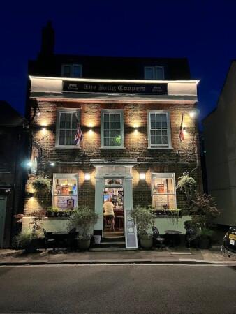 Best Sports Bars in Richmond upon Thames - Jolly Coopers