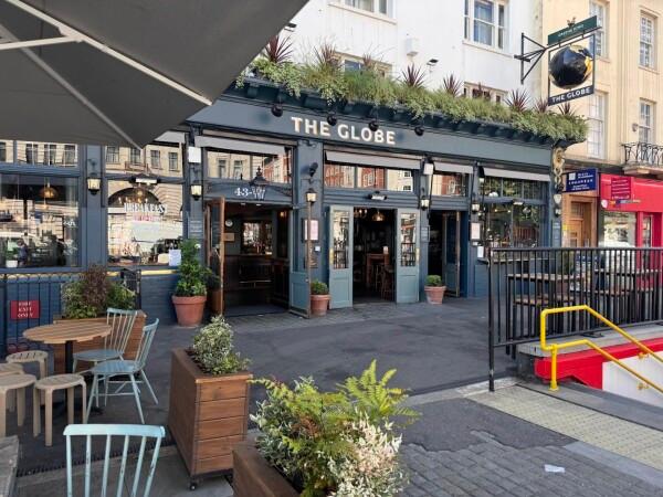 Best Sports Bars in London - Globe