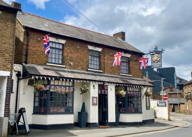 Best Sports Bars in Watford - Golden Lion