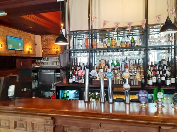 Best Sports Bars in Bank - Golden Fleece