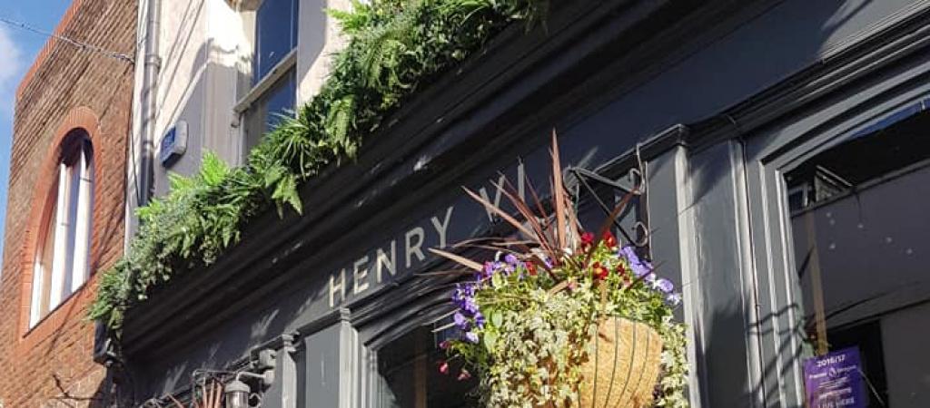 Best Sports Bars in Windsor - Henry VI