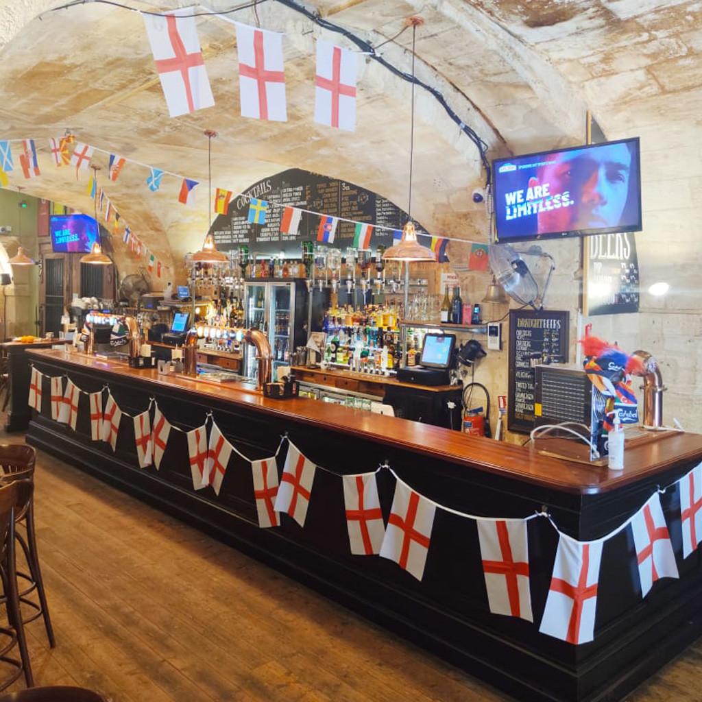 Best Sports Bars in Bordeaux - The Houses of Parliament