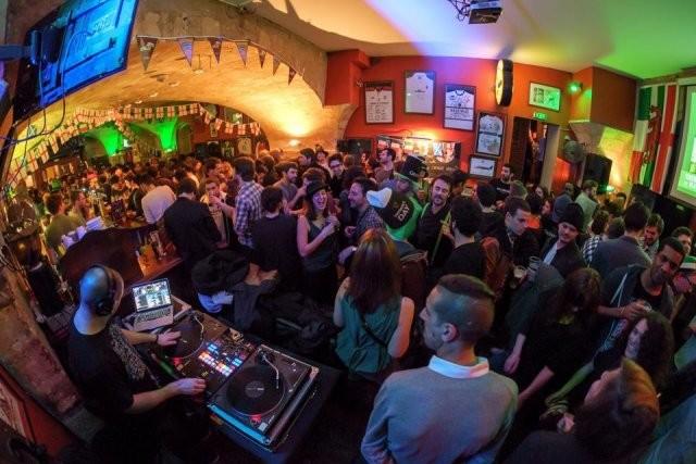 Best Sports Bars in Bordeaux - The Houses of Parliament