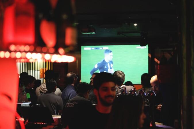 Best Sports Bars in Paris - Café Oz Grands Boulevards