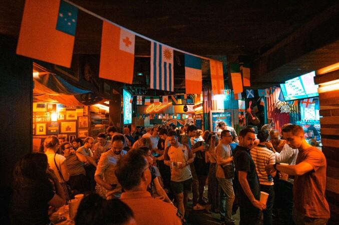 Best Sports Bars in Paris - Café Oz Grands Boulevards