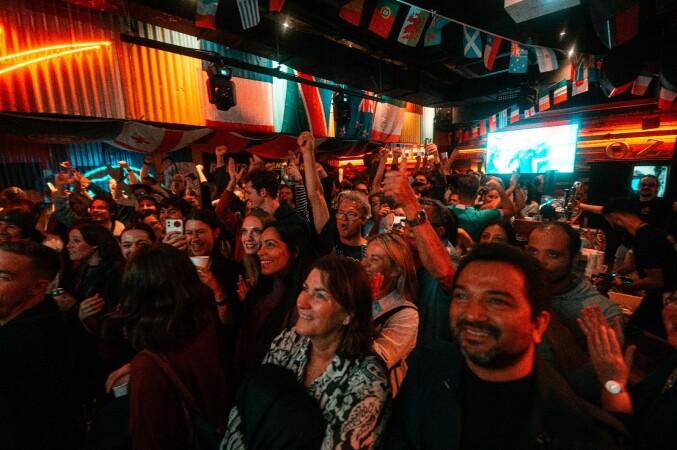 Best Sports Bars in Paris - Café Oz Grands Boulevards