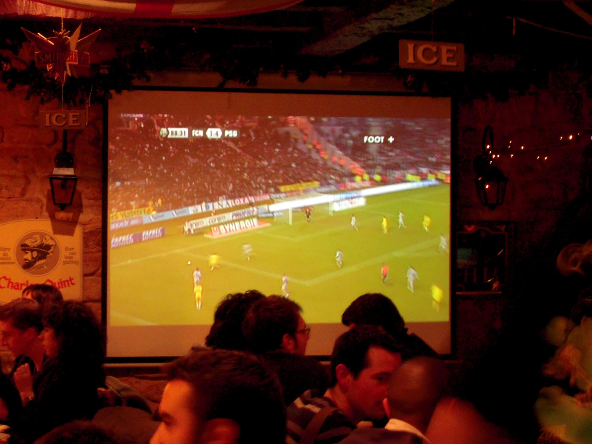 Best Sports Bars in Paris - Hall's Beer Tavern