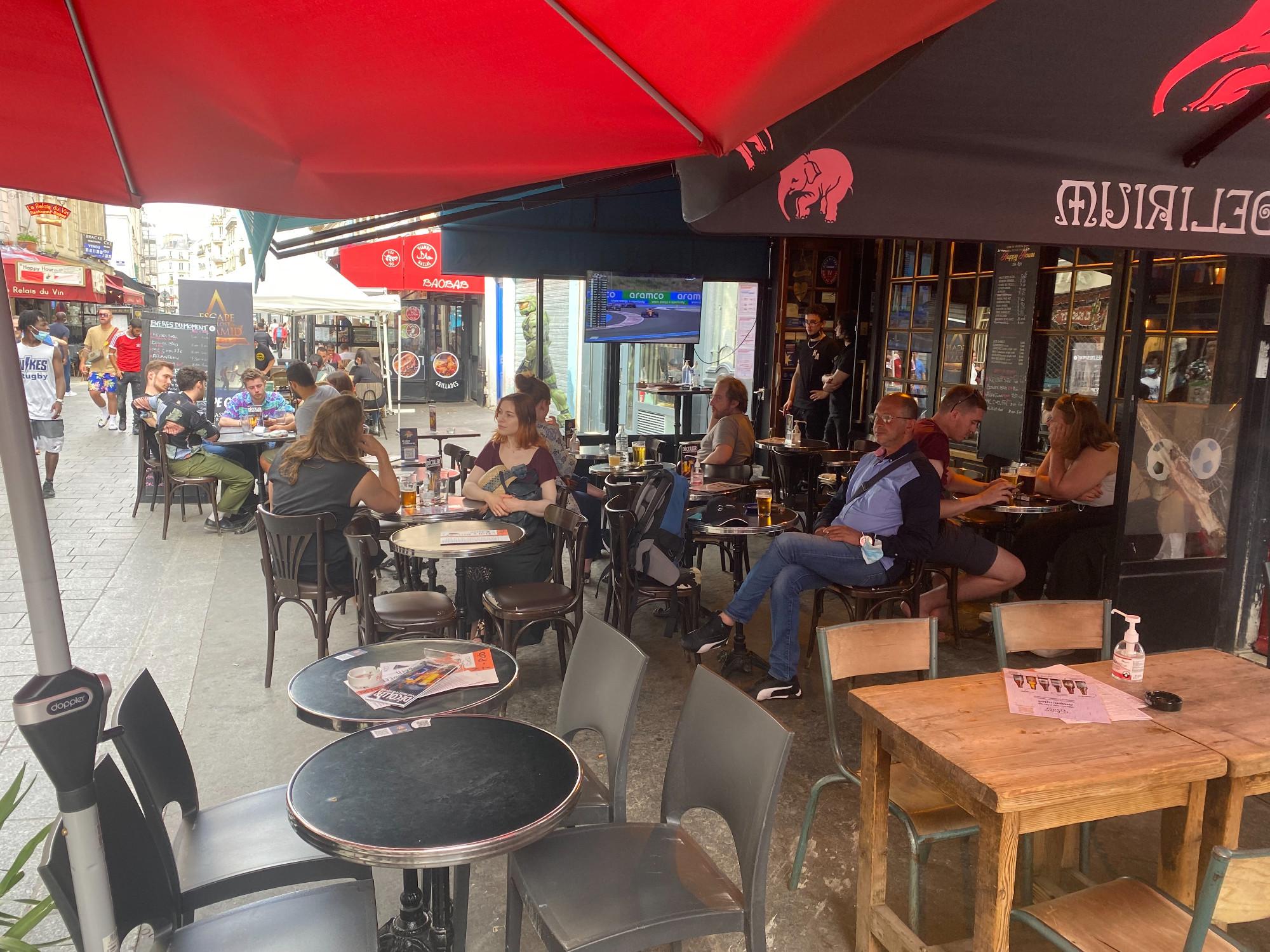 Best Sports Bars in Paris - Hall's Beer Tavern