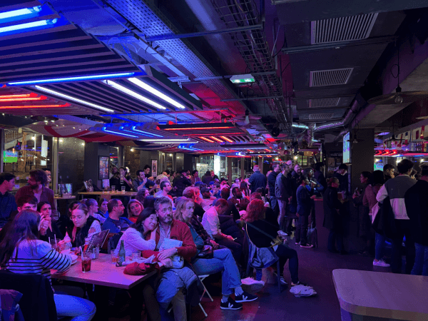Best Sports Bars in Paris - Belushi's Canal