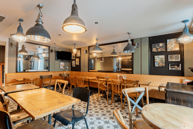 Best Sports Bars in Paris - Le Bistrot du Croissant