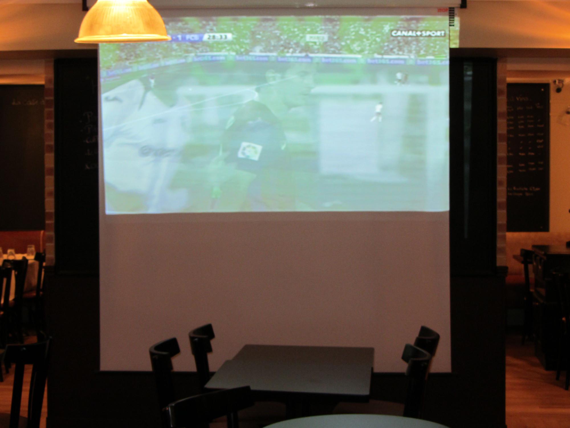 Best Sports Bars in Paris - Le Bistrot du Croissant