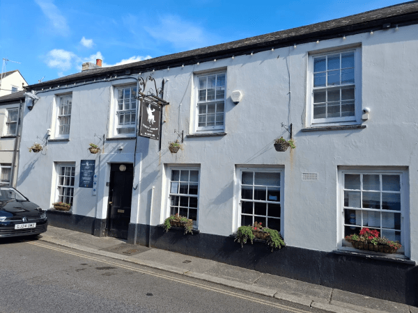 Best Sports Bars in Falmouth - Thirsty Scholar