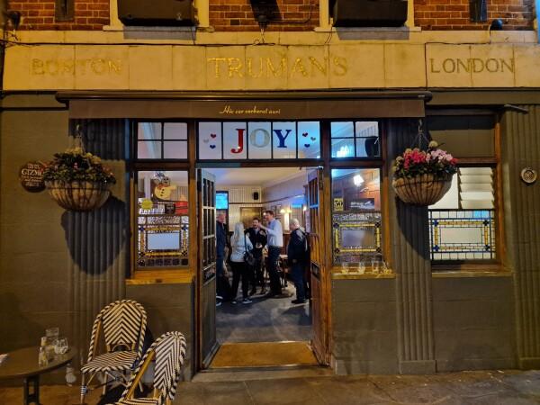 Best Sports Bars in London - Golden Heart