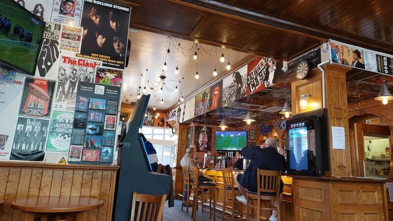 Best Sports Bars in London - Corner Bar