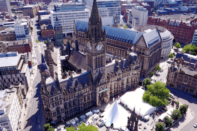 The beating heart of Manchester, the City Centre is packed with lively sports bars and pubs featuring HD screens and electric atmospheres. Popular streets like Deansgate and Spinningfields are go-to spots for catching Premier League games or any big sporting event.