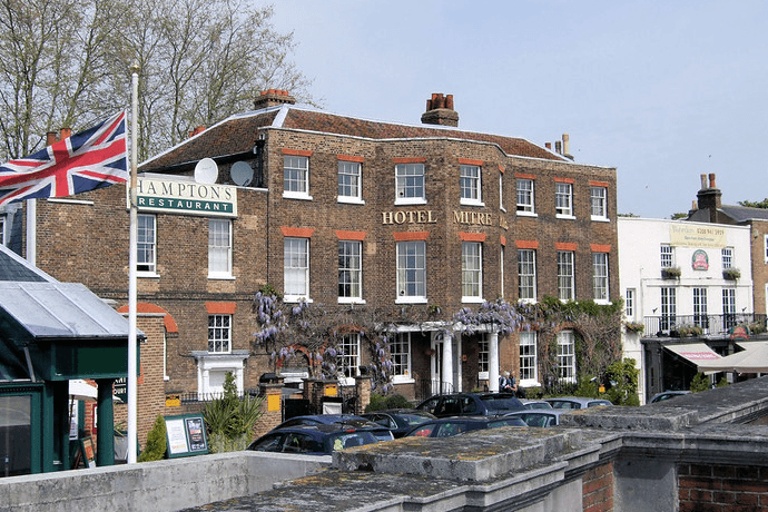 Hampton’s sports bars combine a welcoming local feel with big screens, creating the perfect setting to cheer on your team.