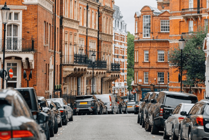 Kensington offers elegant venues and traditional British pubs, making it a favorite for those who appreciate a sophisticated yet warm atmosphere.