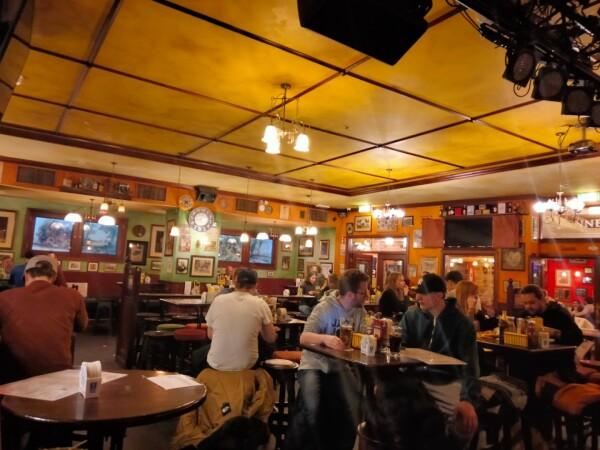 Best Sports Bars in München - Kennedy's Bar und Restaurant