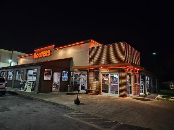 Best Sports Bars in Huntsville - Hooters @ Huntsville