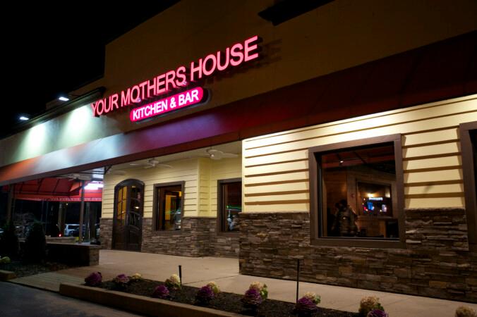 Best Sports Bars in Garden City Park - Your Mothers House