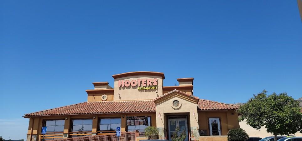 Best Sports Bars in Moreno Valley - Hooters @ Moreno Valley (Riverside)