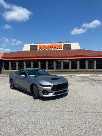 Best Sports Bars in Clarksville - Hooters @ Clarksville