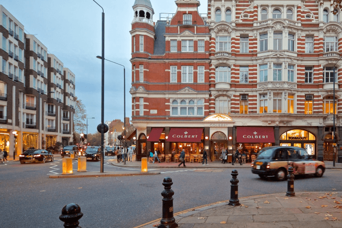 Chelsea delivers a premium experience with stylish pubs and bars featuring giant screens to catch all the action. This sophisticated area is ideal for sports fans looking to enjoy matches in a warm and exclusive setting.