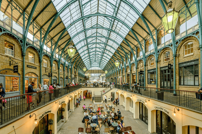 Covent Garden is where elegance meets tradition, offering historic pubs and HD screens to watch your favorite sports. With its lively streets and refined venues, itâs the perfect spot to combine game day with a chic atmosphere.