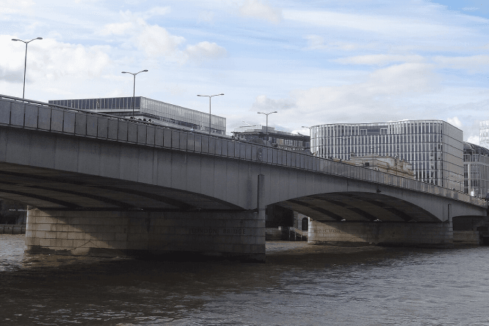 With its iconic riverside location, London Bridge is ideal for fans looking for great views and fantastic venues. This area offers a mix of traditional sports pubs and modern bars equipped with giant screens and outdoor terraces.