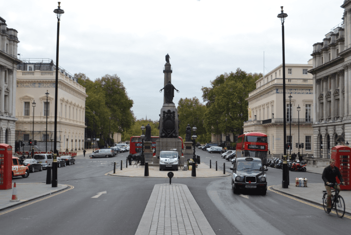 Waterloo combines convenience with charm, offering a range of sports bars and pubs with giant screens and delicious pub grub just steps from the station.