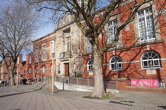 In Sale, the best place to watch the game is around School Road, where welcoming pubs and bars draw a passionate crowd supporting Sale Sharks and live football.